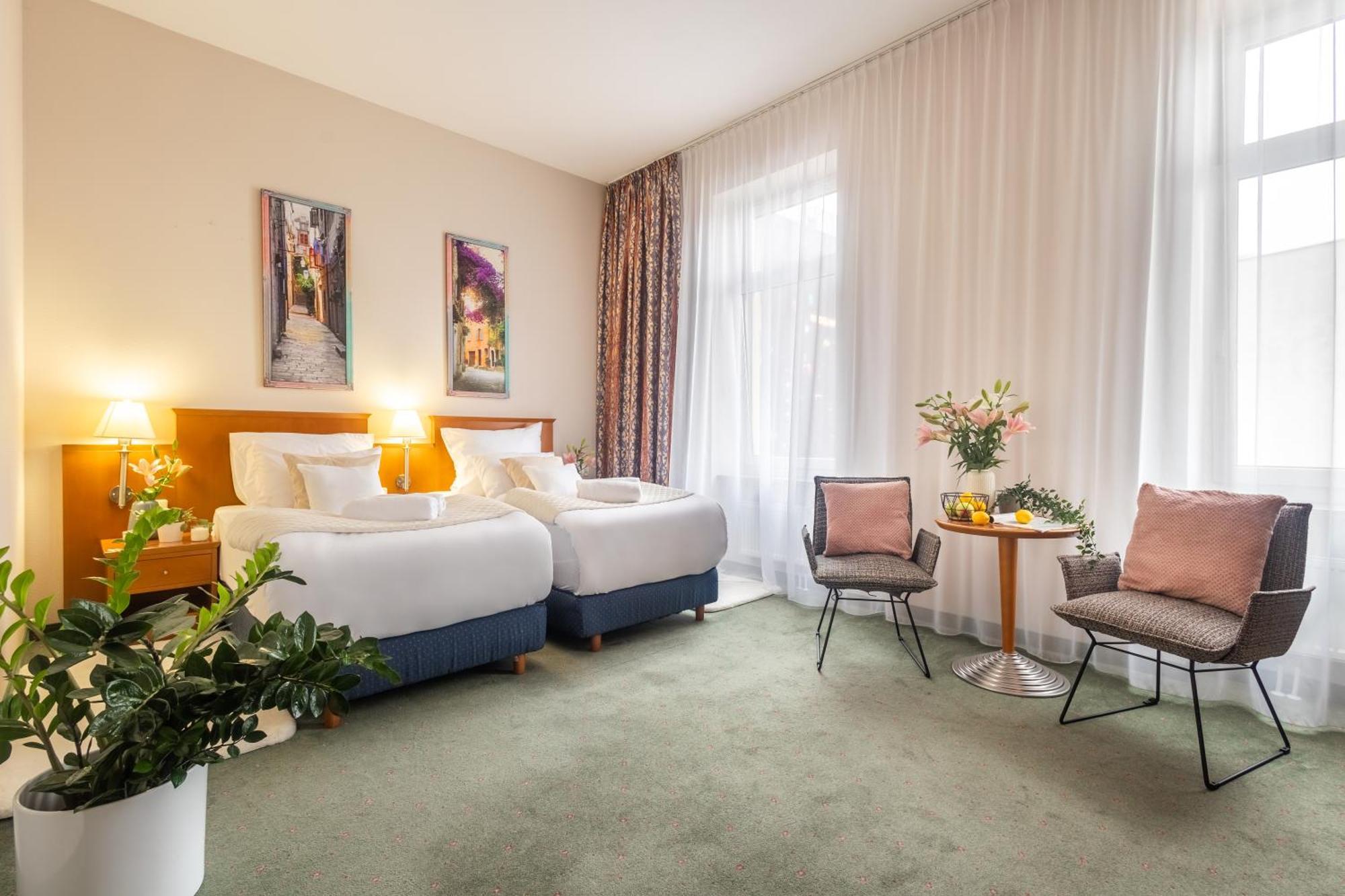 Hotel Sofia By The Railway Station Вроцлав Экстерьер фото